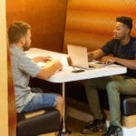 Jeunes actifs au travail